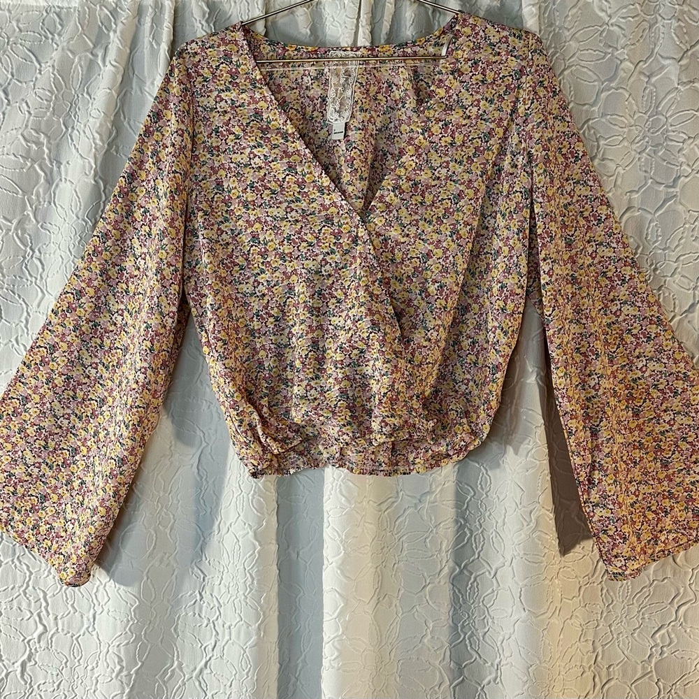 COPY - Sadie & Sage Womens Sz Small Floral Crop Top Flare Sleeves V Neck
